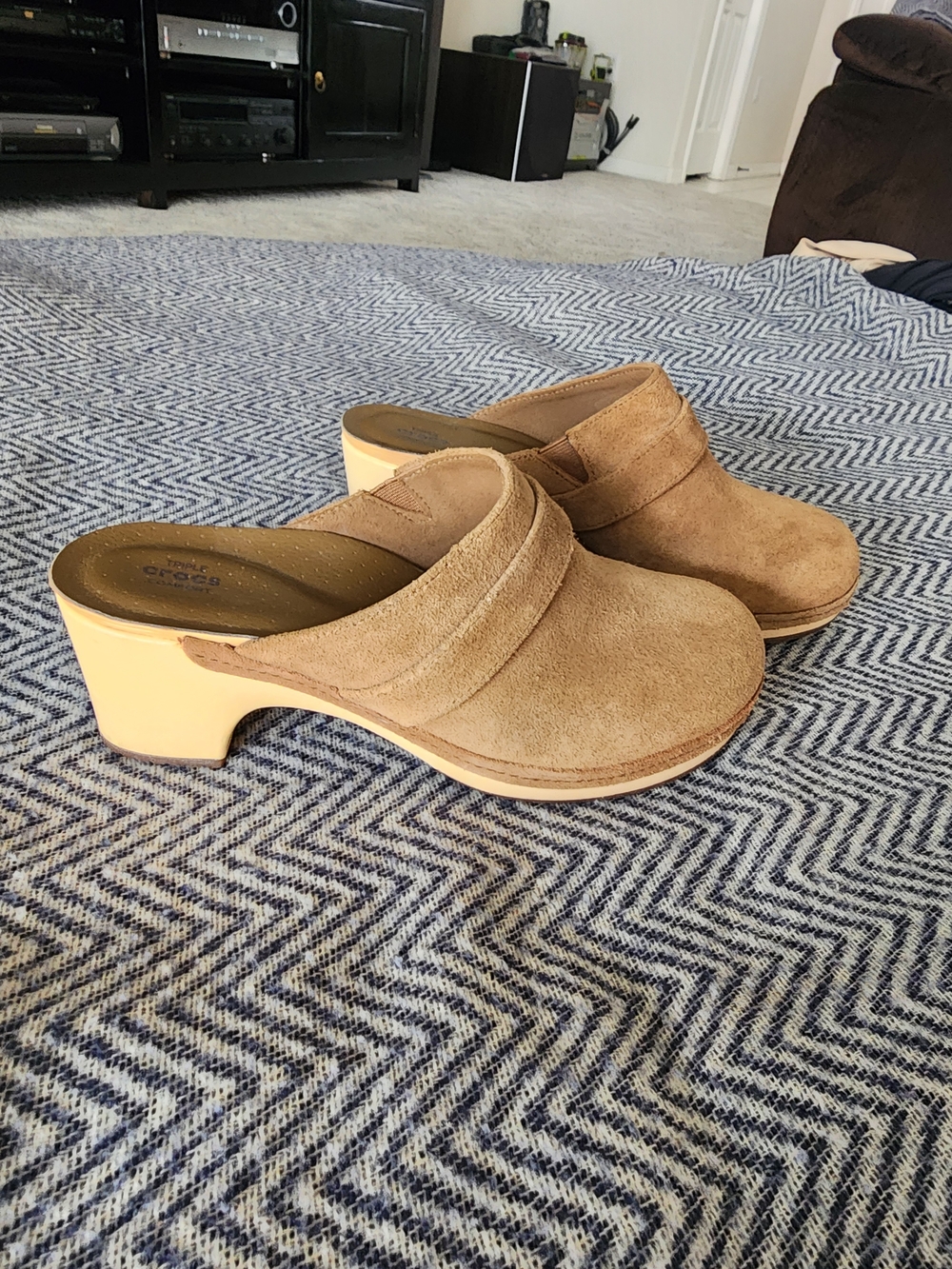 Crocs Sarah Triple Comfort Suede Tan Mules Clog Platform Shoes for Women 8